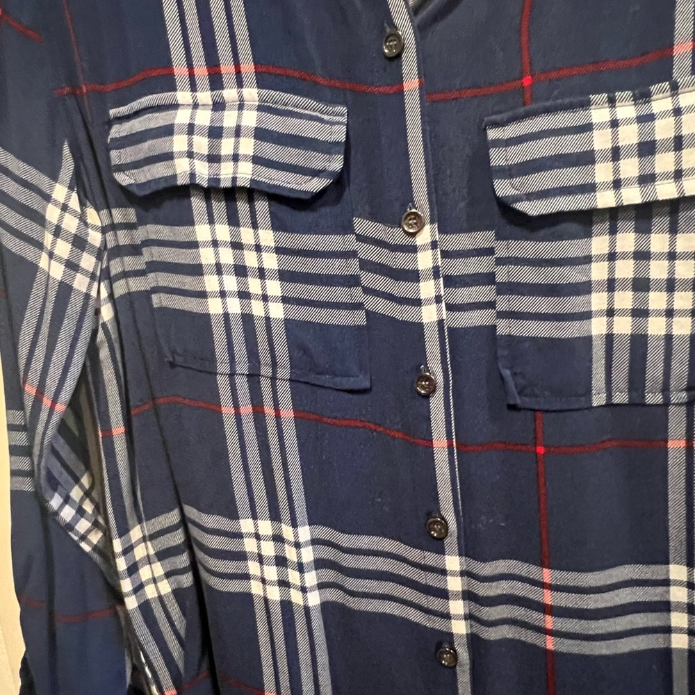 Two by Vince Camuto button down with roll up sleeves and button - Picture 6 of 7